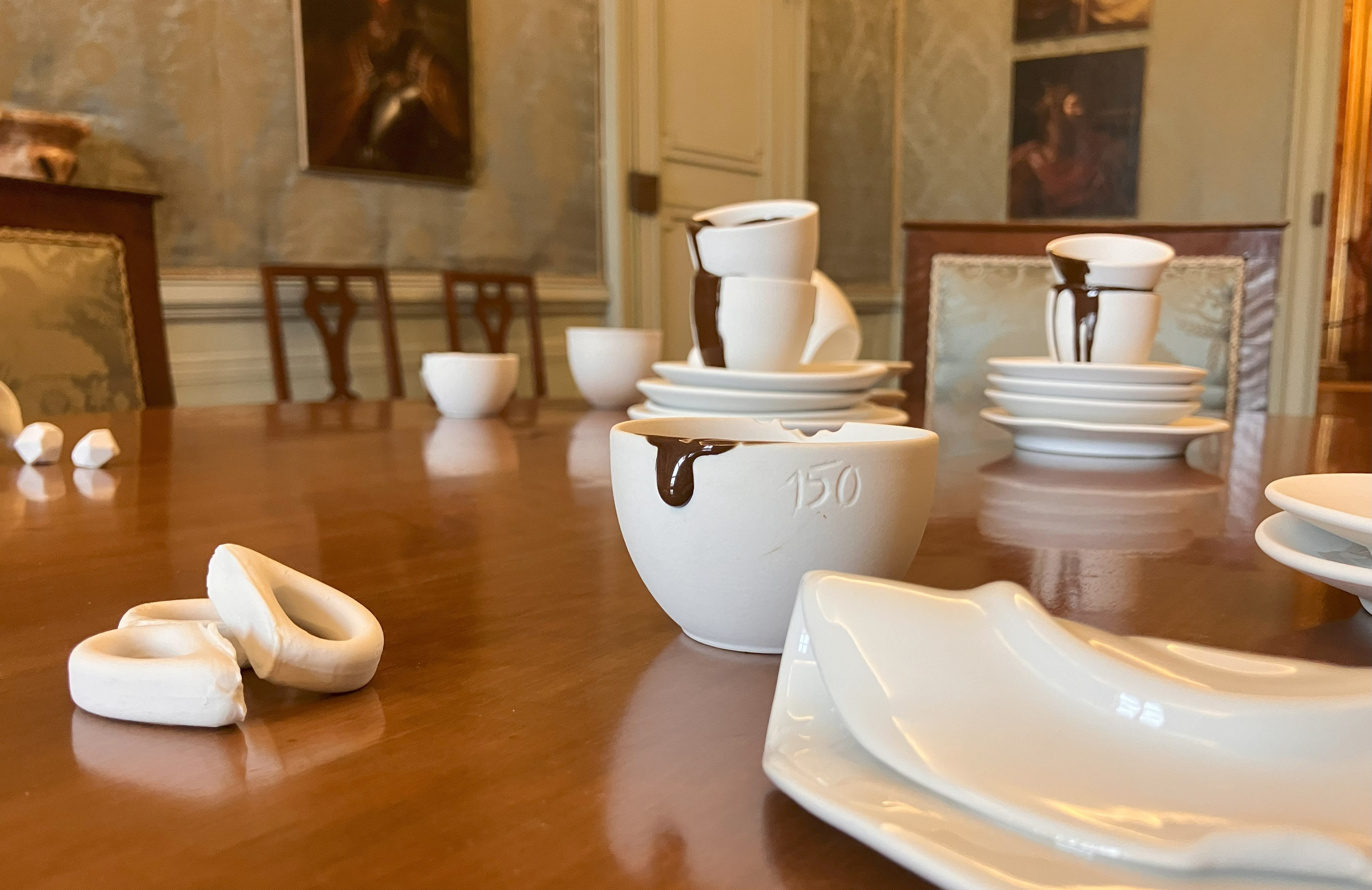 L’arte di costruire con le tazze: installazioni di Matilde Domestico per Reali colazioni e candidi grovigli